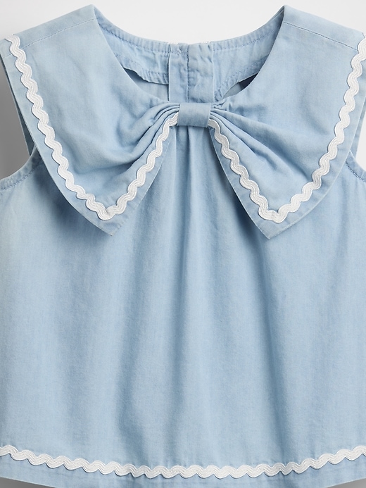 L'image numéro 4 présente Ensemble en denim à encolure en boucle pour Bébé et Toute-petite