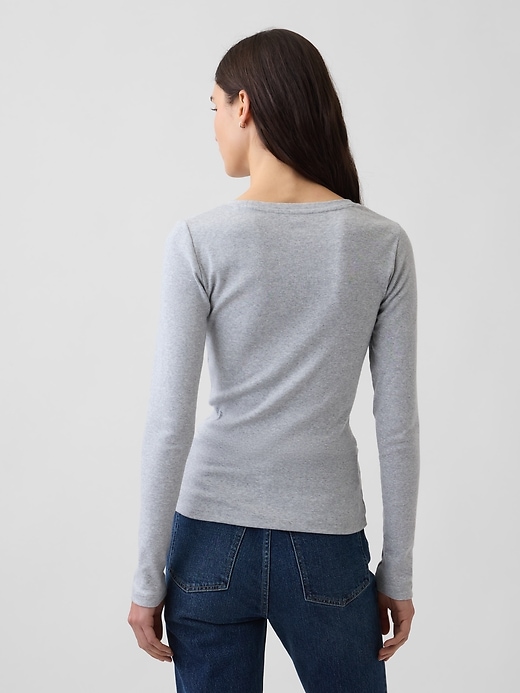 L'image numéro 2 présente T-shirt ras du cou moderne