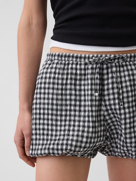 L'image numéro 6 présente Short bouffant confort à motif guingan