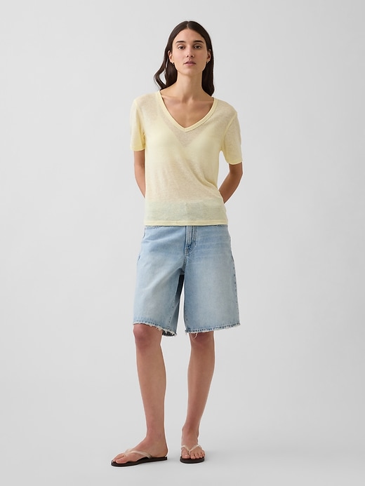 L'image numéro 2 présente T-shirt décontracté à encolure en V en mélange de lin