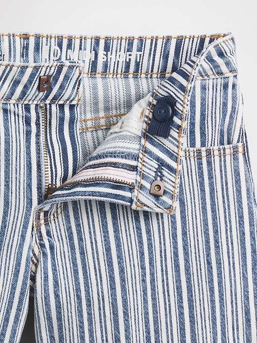 L'image numéro 5 présente Short mi-long en denim rayé pour Enfant