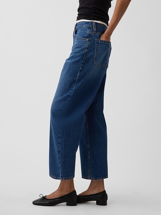 L'image numéro 3 présente Jean coupe baril court à taille haute