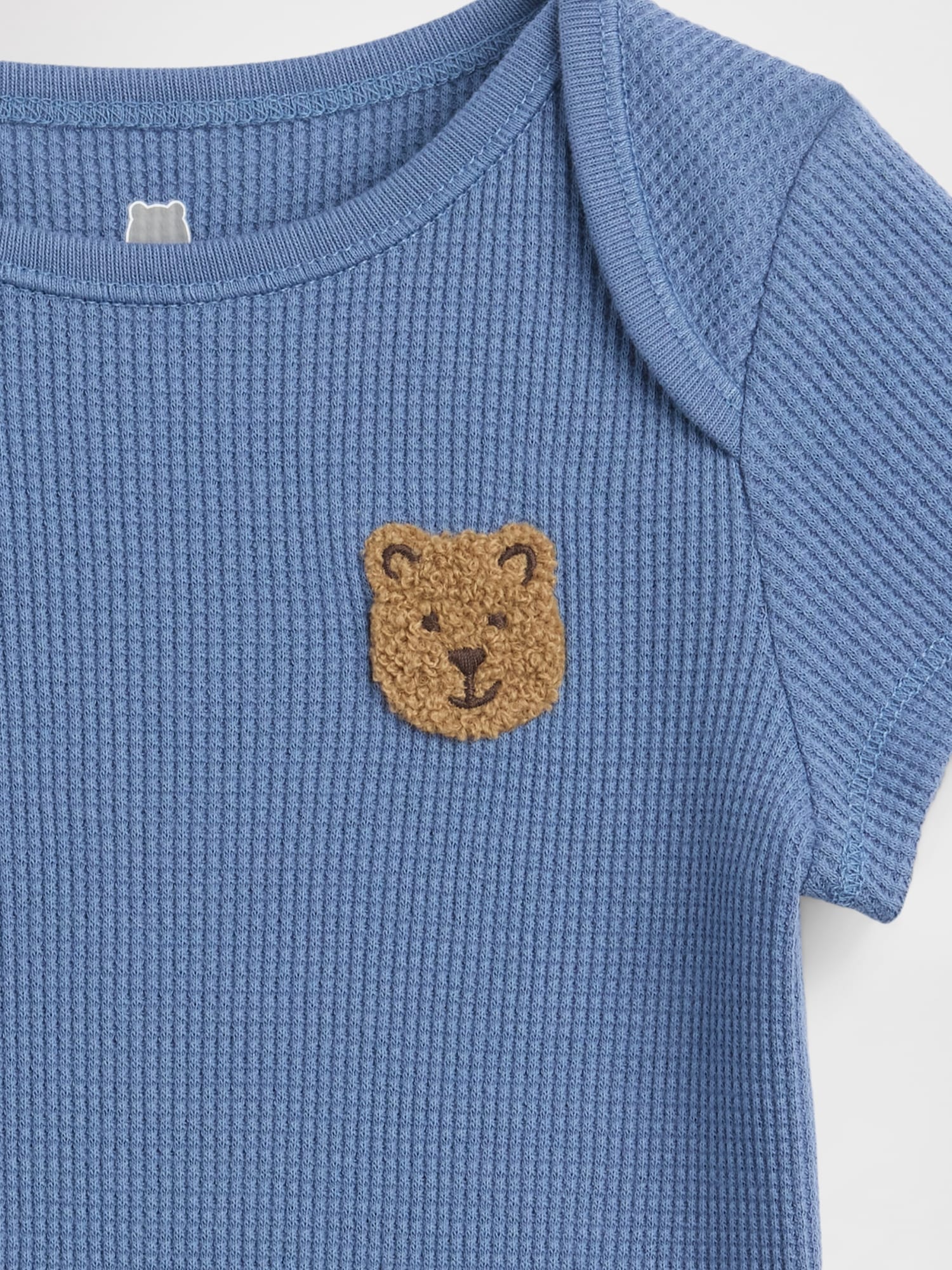 Cache-couche gaufré Premiers essentiels pour Béb