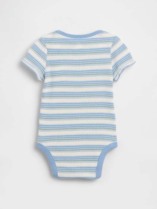 L'image numéro 2 présente Cache-couche gaufré Premiers essentiels pour Bébé