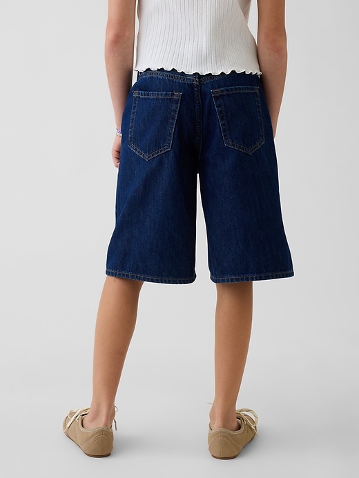 L'image numéro 4 présente Bermuda à taille basse en denim pour Enfant