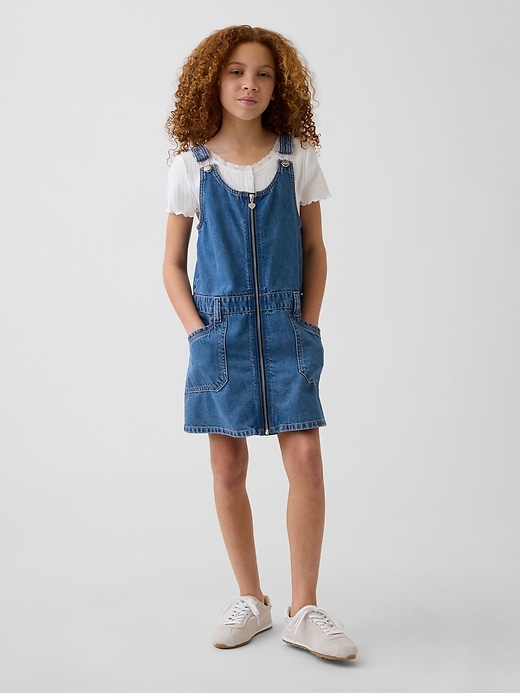 L'image numéro 1 présente Jupe-salopette en denim pour Enfant