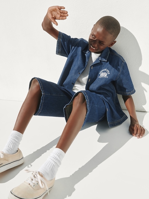 L'image numéro 5 présente Chemise décontractée en denim à logo New York pour Enfant