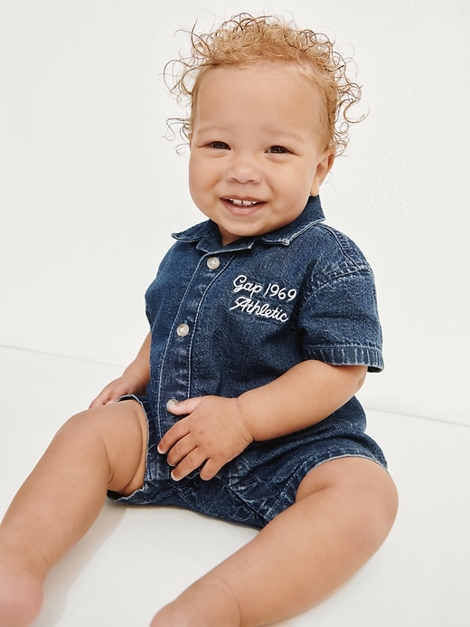 L'image numéro 5 présente Une-pièce court en denim à logo Gap pour Bébé