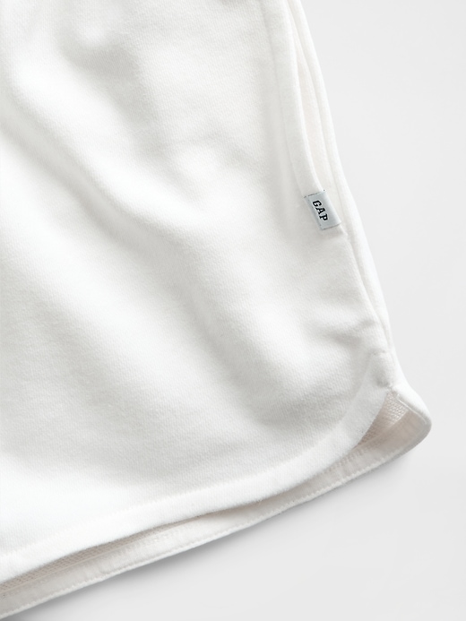 L'image numéro 5 présente Short décontracté en jersey bouclette VintageDoux à ourlet arrondi fendu pour Enfant