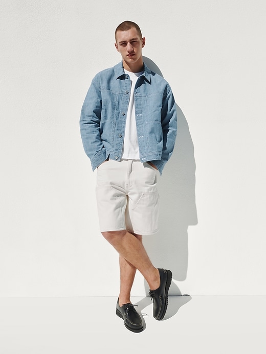 L'image numéro 8 présente Short ample coupe menuisier en denim de 23 cm