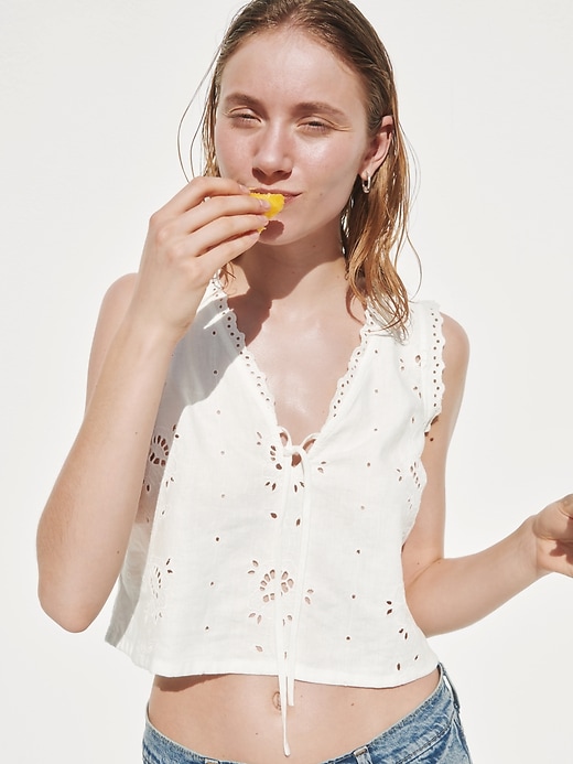 L'image numéro 6 présente Camisole courte brodée en mélange de lin