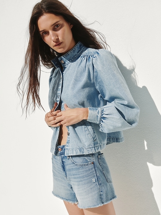 L'image numéro 7 présente Veste trapèze courte en denim à manches ballon