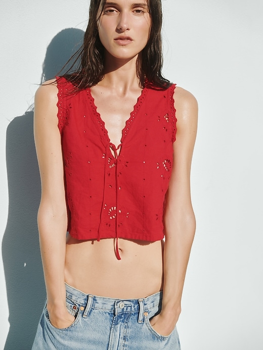 L'image numéro 6 présente Camisole courte brodée en mélange de lin