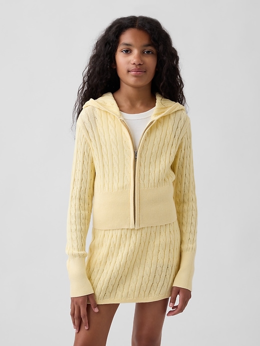 L'image numéro 1 présente Veste à capuchon en tricot torsadé pour Enfant