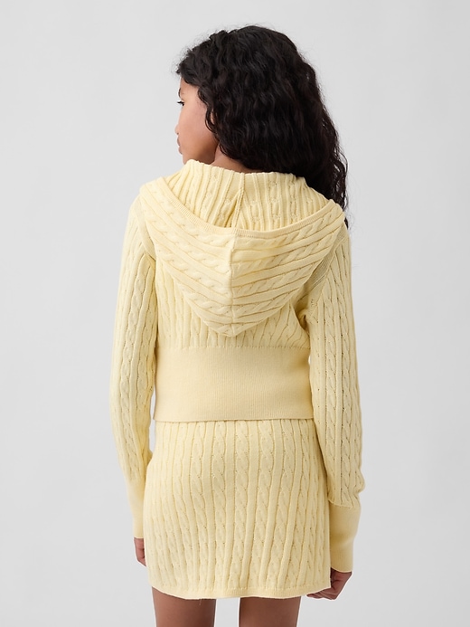 L'image numéro 3 présente Veste à capuchon en tricot torsadé pour Enfant