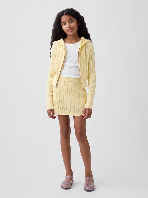 L'image numéro 4 présente Veste à capuchon en tricot torsadé pour Enfant