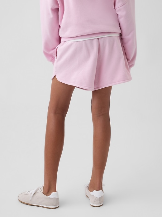 L'image numéro 4 présente Short décontracté en jersey bouclette VintageDoux à ourlet arrondi fendu pour Enfant