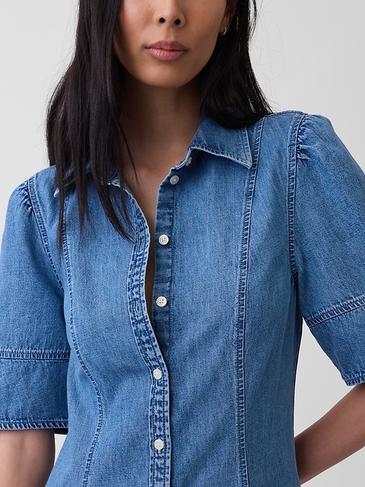L'image numéro 4 présente Robe chemisier mi-longue en denim à manches cylindriques