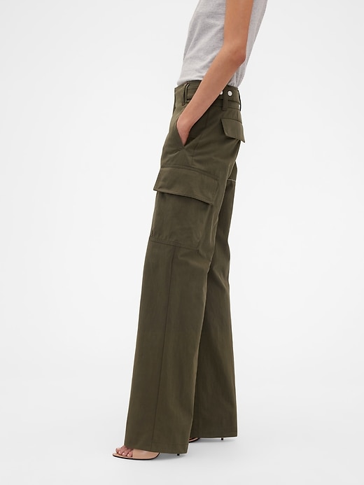 L'image numéro 3 présente Pantalon cargo taille haute Gap × Victoria Beckham