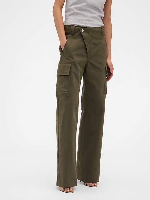 L'image numéro 2 présente Pantalon cargo taille haute Gap × Victoria Beckham