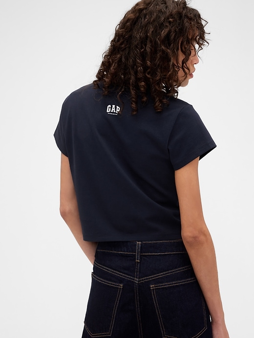 L'image numéro 3 présente T-shirt court en coton biologique à logo Gap × Victoria Beckham