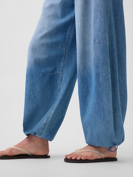 L'image numéro 6 présente Jean ballon surdimensionné à taille mi-basse en denim Douceur suprême