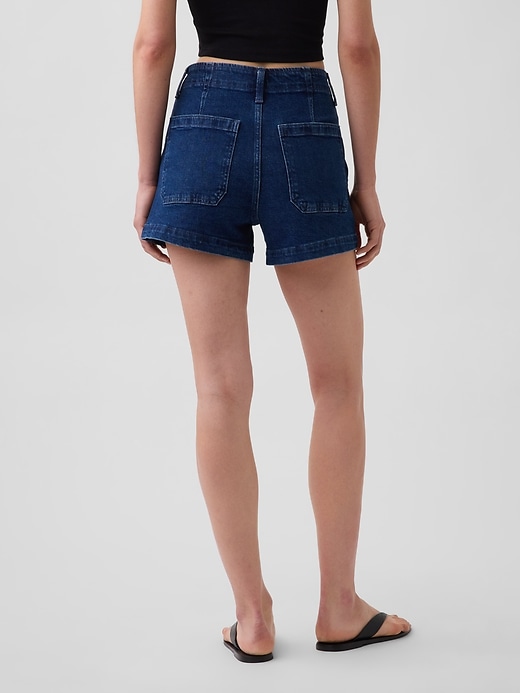 L'image numéro 4 présente Short de style marin en denim à taille haute, 9 cm