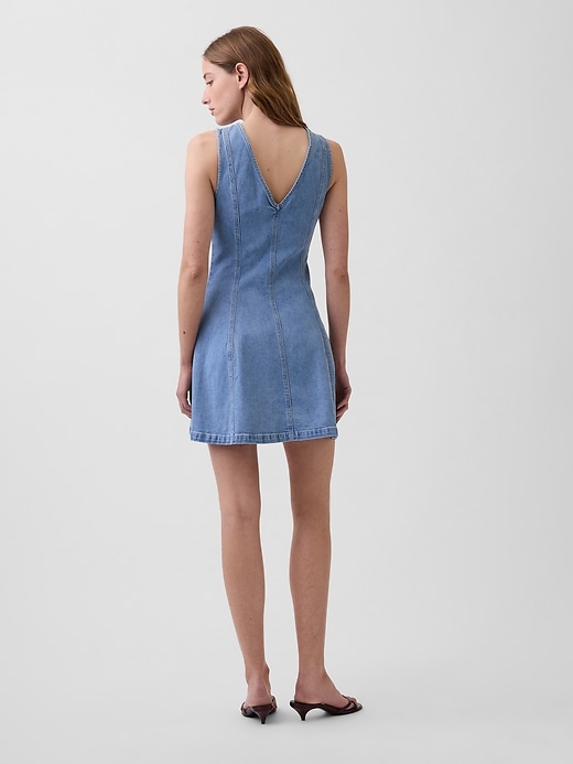 L'image numéro 2 présente Robe courte en denim à coutures et fermeture éclair sur le devant