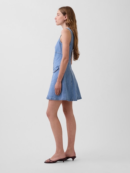 L'image numéro 3 présente Robe courte en denim à coutures et fermeture éclair sur le devant