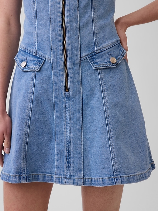L'image numéro 4 présente Robe courte en denim à coutures et fermeture éclair sur le devant
