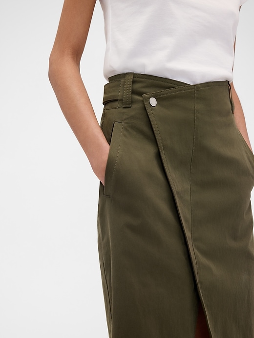 L'image numéro 4 présente Jupe cargo Gap × Victoria Beckham.