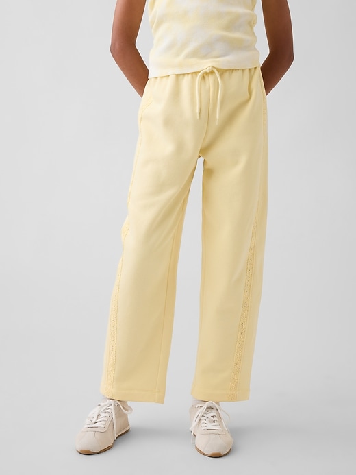 L'image numéro 3 présente Pantalon de jogging baril décontracté à bordure en dentelle VintageDoux pour Enfant