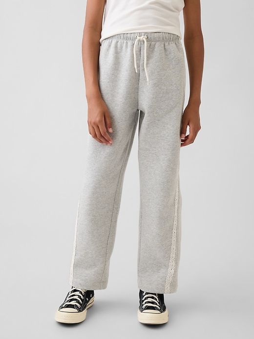 L'image numéro 3 présente Pantalon de jogging baril décontracté à bordure en dentelle VintageDoux pour Enfant