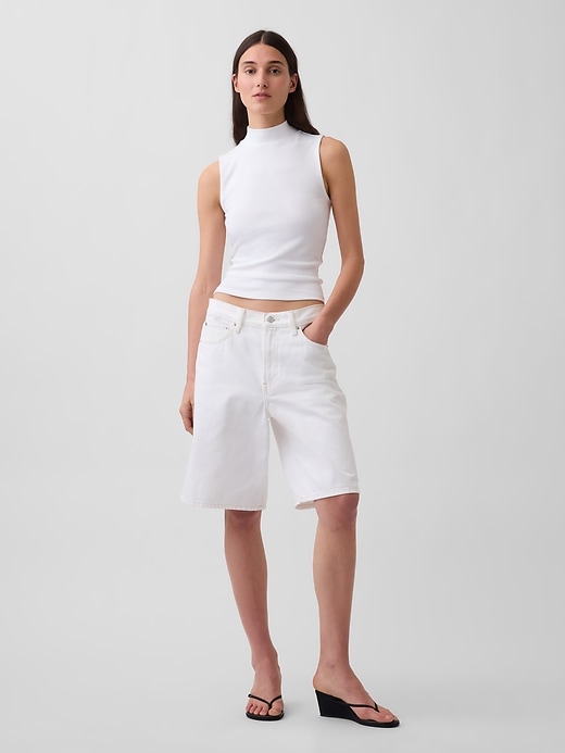 L'image numéro 2 présente Camisole moderne à col montant