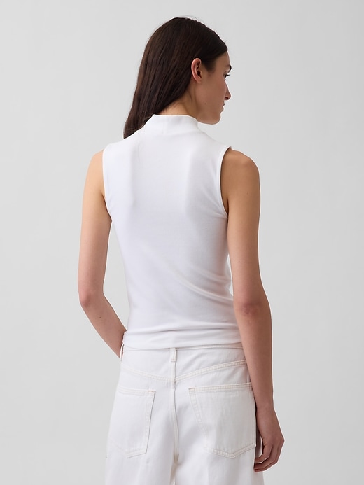 L'image numéro 3 présente Camisole moderne à col montant