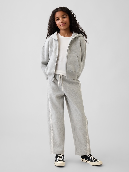 L'image numéro 1 présente Pantalon de jogging baril décontracté à bordure en dentelle VintageDoux pour Enfant