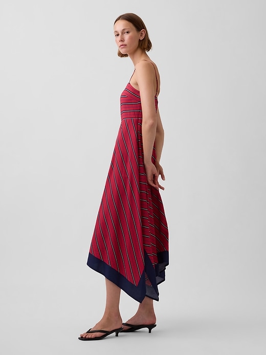 L'image numéro 3 présente Robe mi-longue rayée à ourlet mouchoir