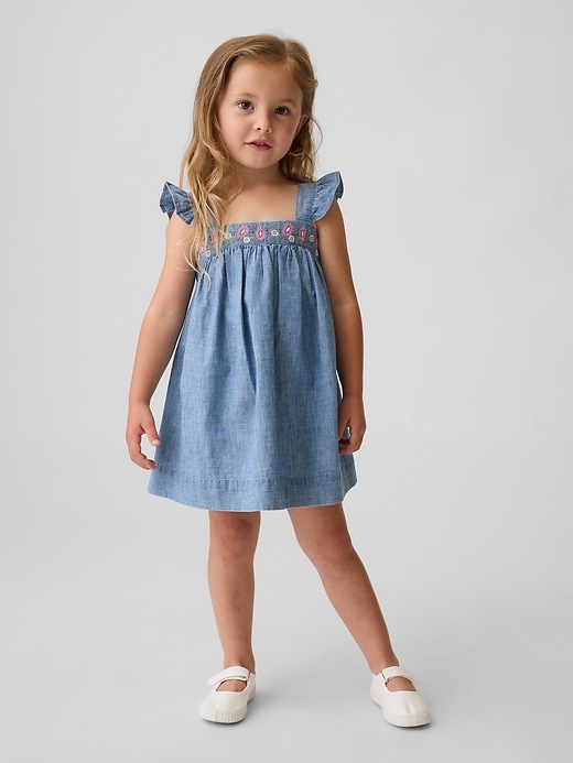 L'image numéro 1 présente Robe brodée en denim pour Bébé et Toute-petite