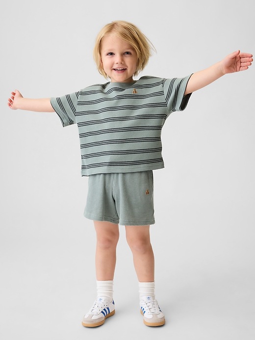 L'image numéro 1 présente Short gaufré à taille extensible pour Bébé et Tout-petit