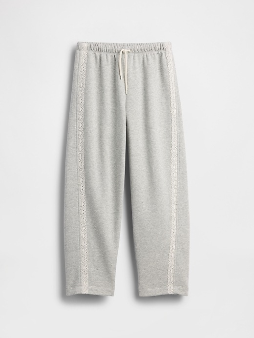 L'image numéro 2 présente Pantalon de jogging baril décontracté à bordure en dentelle VintageDoux pour Enfant