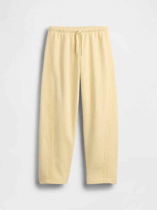 L'image numéro 2 présente Pantalon de jogging baril décontracté à bordure en dentelle VintageDoux pour Enfant