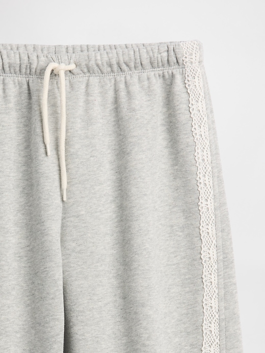 L'image numéro 5 présente Pantalon de jogging baril décontracté à bordure en dentelle VintageDoux pour Enfant