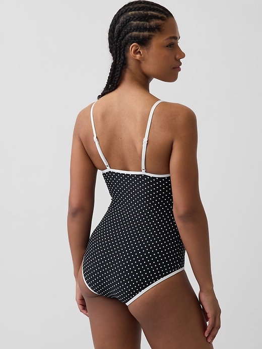 L'image numéro 2 présente Maillot de bain à encolure dégagée