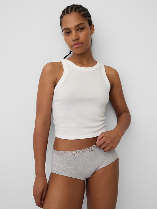L'image numéro 1 présente Short court en coton biologique extensible avec bordure en dentelle