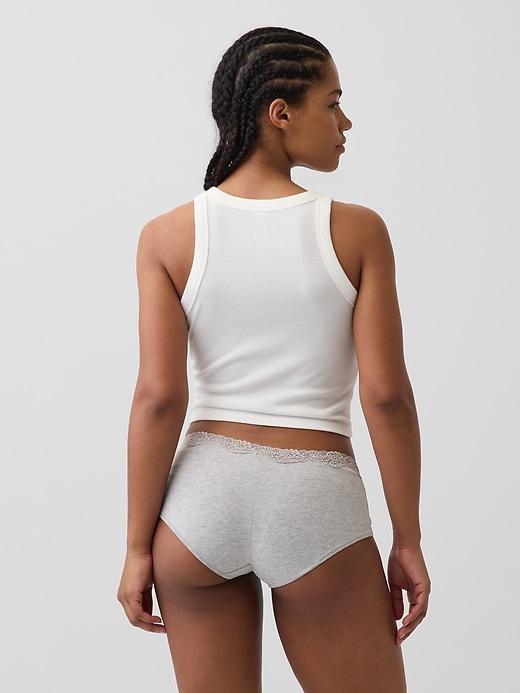 L'image numéro 2 présente Short court en coton biologique extensible avec bordure en dentelle