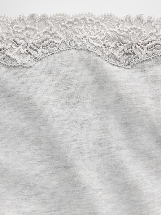 L'image numéro 3 présente Short court en coton biologique extensible avec bordure en dentelle