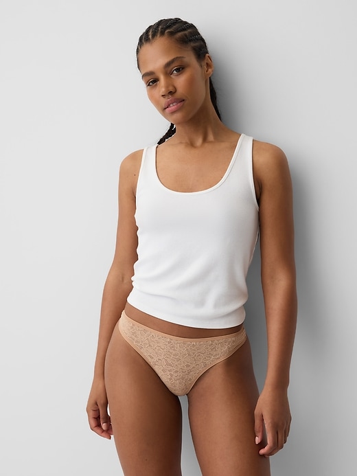 L'image numéro 1 présente Tanga en dentelle