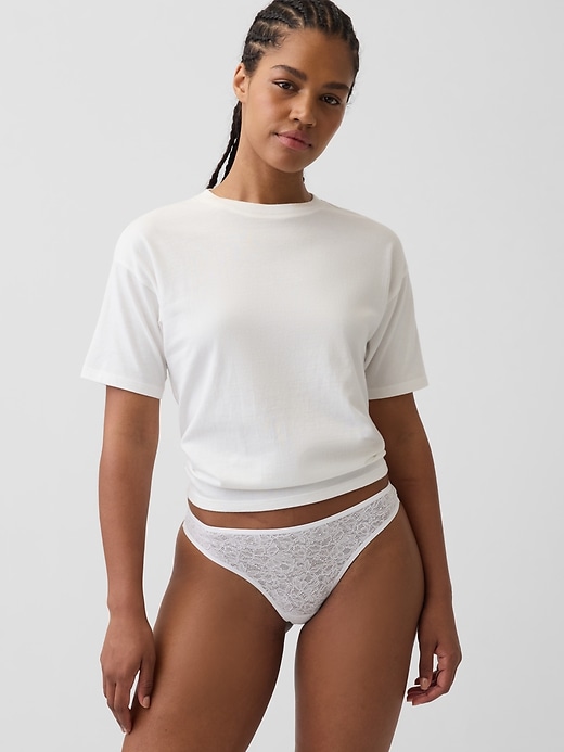L'image numéro 1 présente Tanga en dentelle