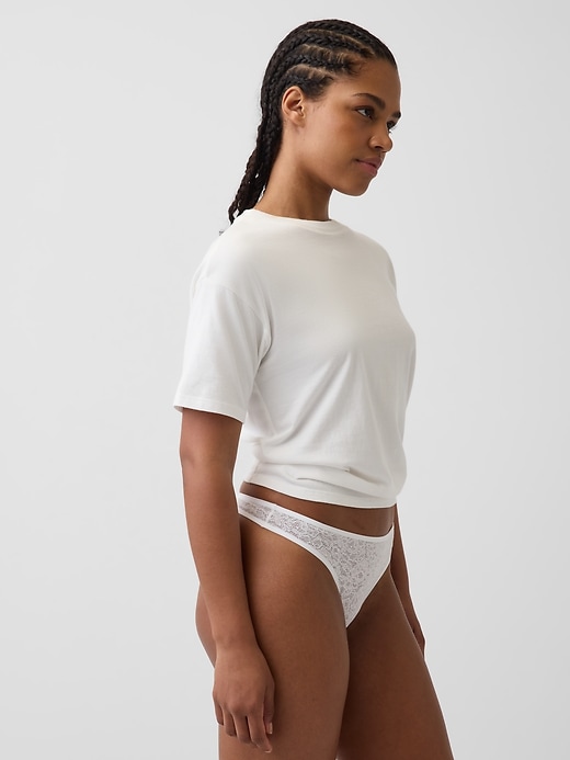 L'image numéro 2 présente Tanga en dentelle