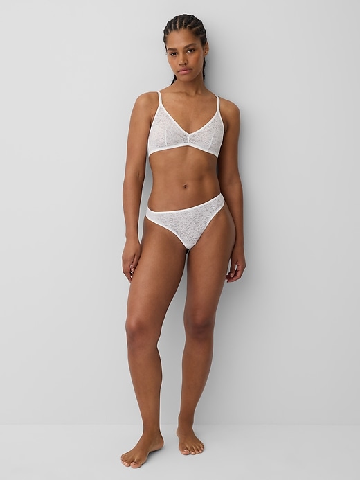 L'image numéro 4 présente Tanga en dentelle